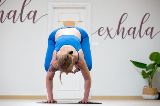 postura yoga en estudio sobre esterilla