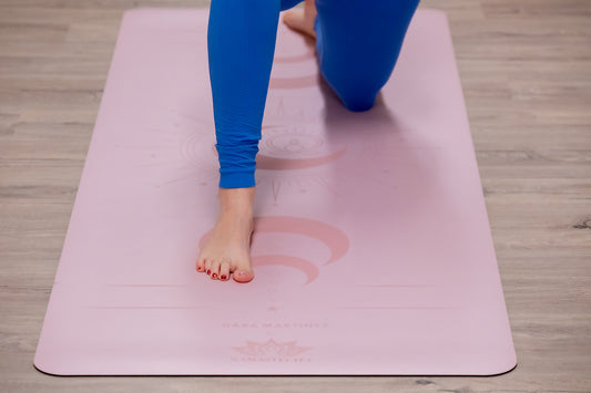 postura en estudio de yoga sobre mat rosa