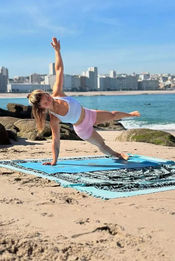 maca musante esterilla yoga en la playa